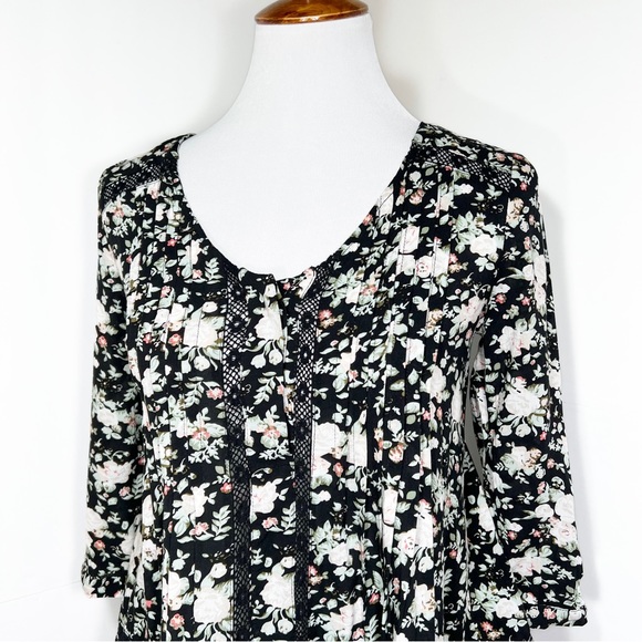 Anthropologie Eyelet Embroidered Pintuck Pleated Black Floral Peasant Top Size 0 - Picture 3 of 13